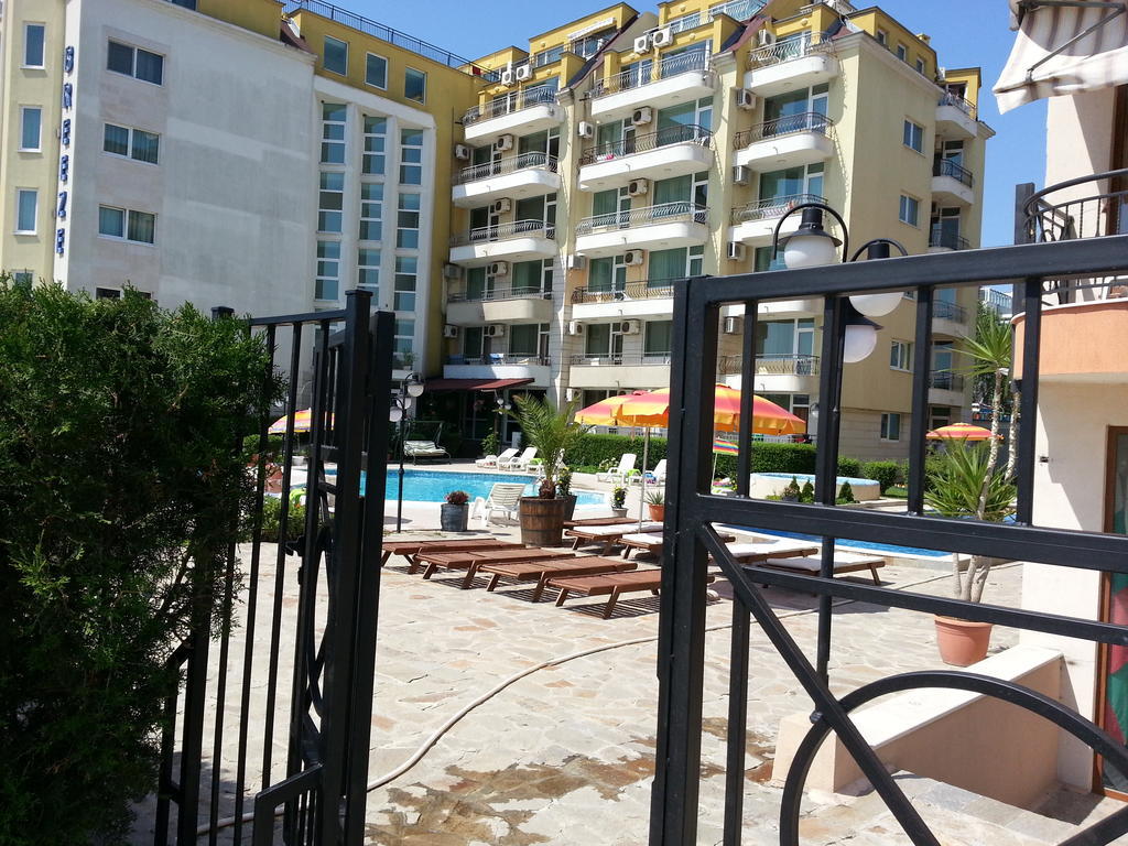 Menada Sea Regal Apartments 阳光海滩 外观 照片